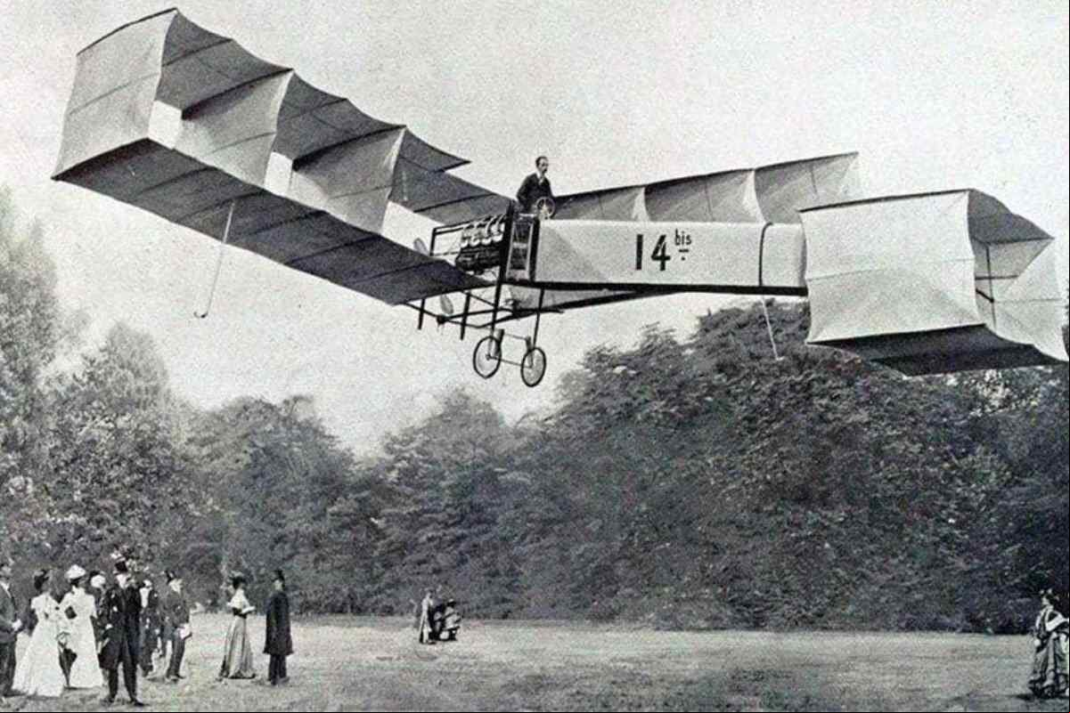 Santos Dumont fazendo um voo histórico com o 14-bis. (1)